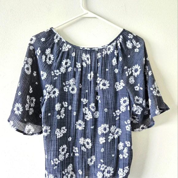 🌼Floral gray/ white bohemian blouse short sleeves size small 🌼 - Picture 3 of 7